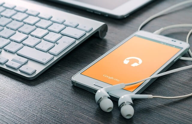 Telefon ze słuchawkami i ikoną muzyki